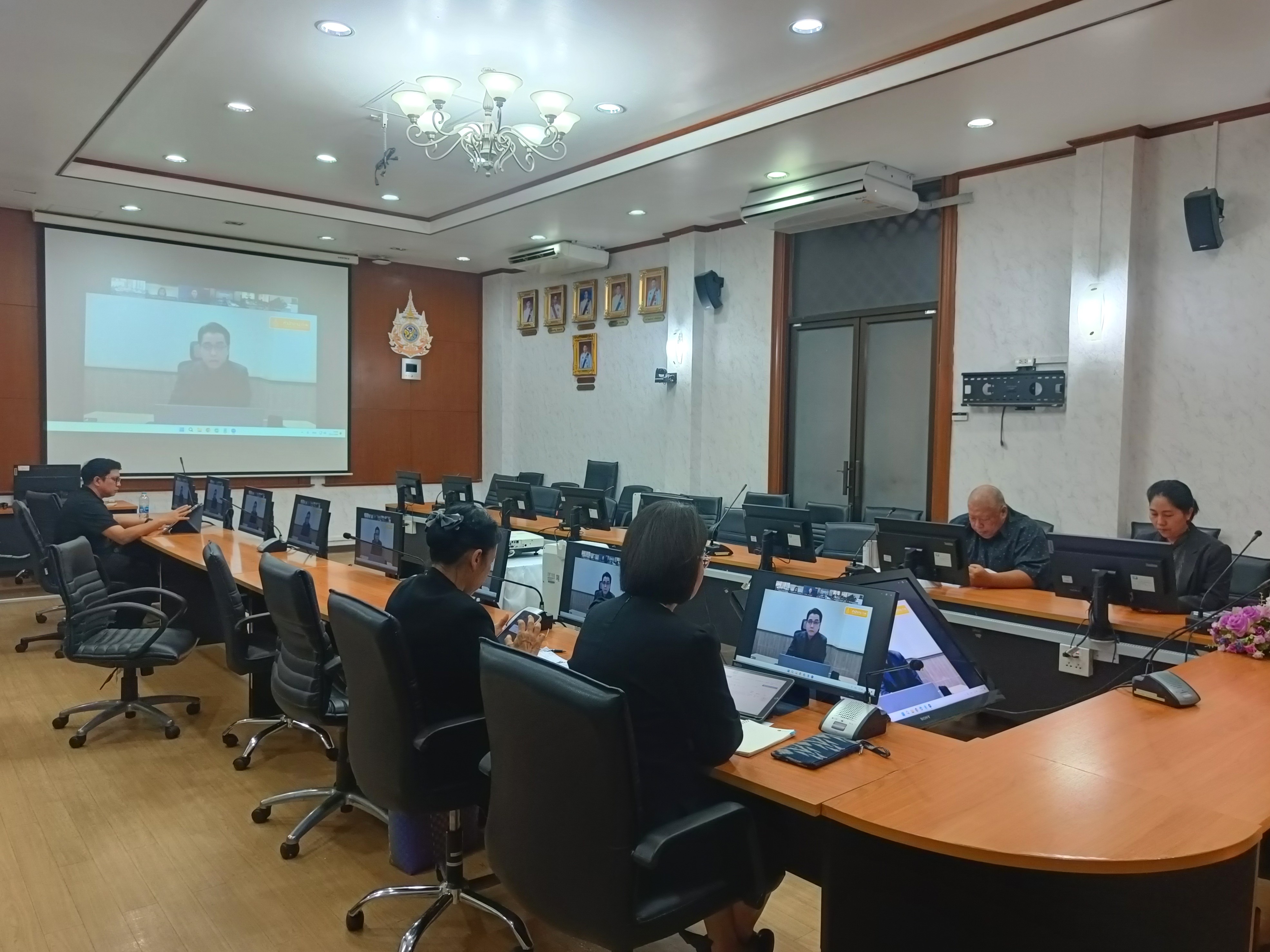 title - เข้าร่วมรับฟังการประชุมชี้แจงในเรื่องการปรับปรุงหลักเกณฑ์และวิธีการประเมินผลการปฏิบัติราชการผู้บริหารของส่วนราชการ ผ่านสื่ออิเล็กทรอนิกส์ (ระบบ Zoom Meeting และผ่านระบบ Youtube Live) ของสำนักงานคณะกรรมการข้าราชการพลเรือน (สำนักงาน ก.พ.) 